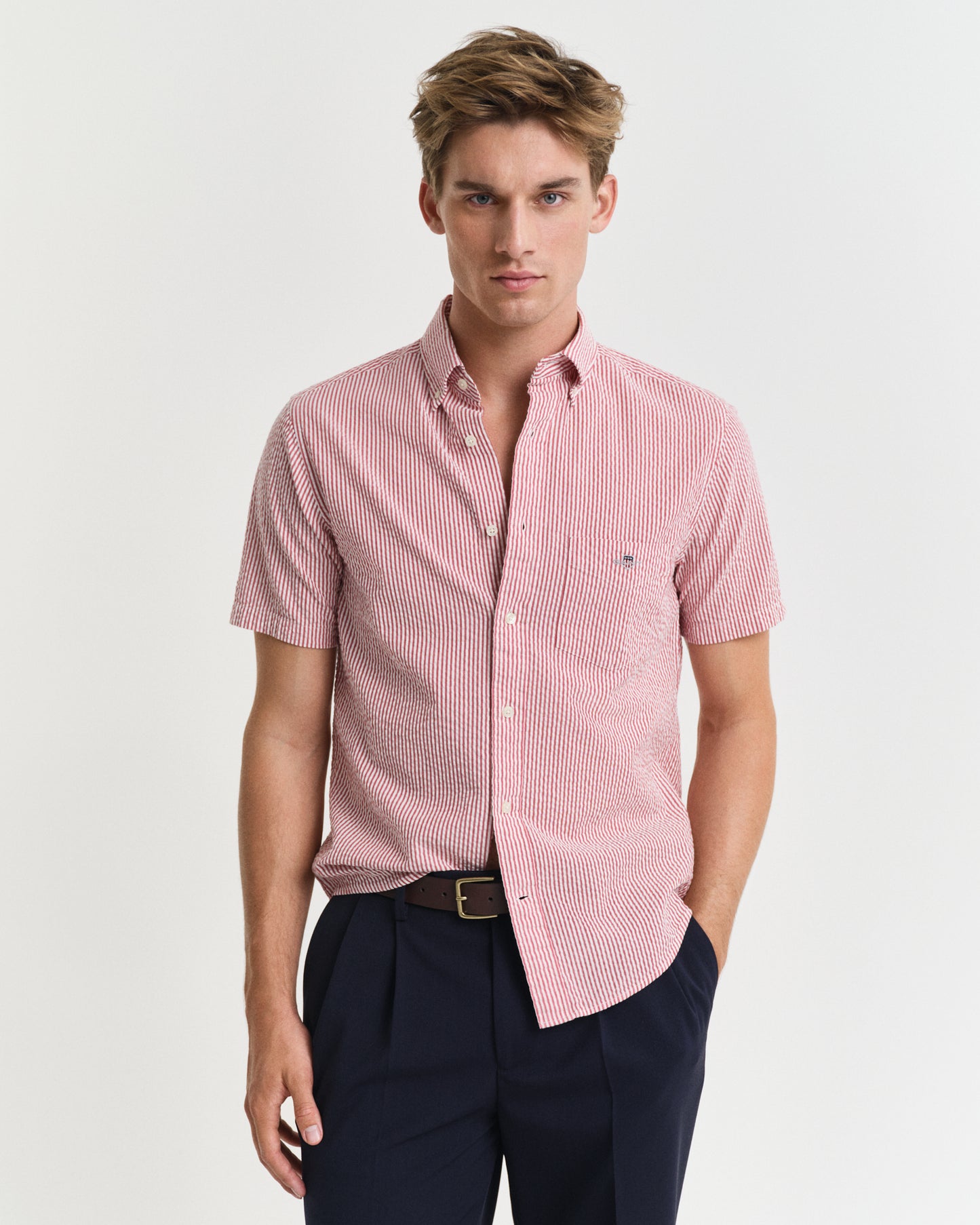 RUBY RED, REG SEERSUCKER STRIPE SS SHIRT, FRONT-VIEW BY GANT AU.
