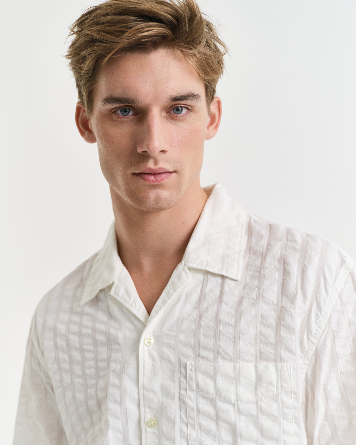 EGGSHELL, REL SEERSUCKER RESORT SHIRT, CLOSE-UP BY GANT AU.