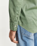 KALAMATA GREEN, REG SUNFADED VOILE SHIRT, CLOSE-UP BY GANT AU.