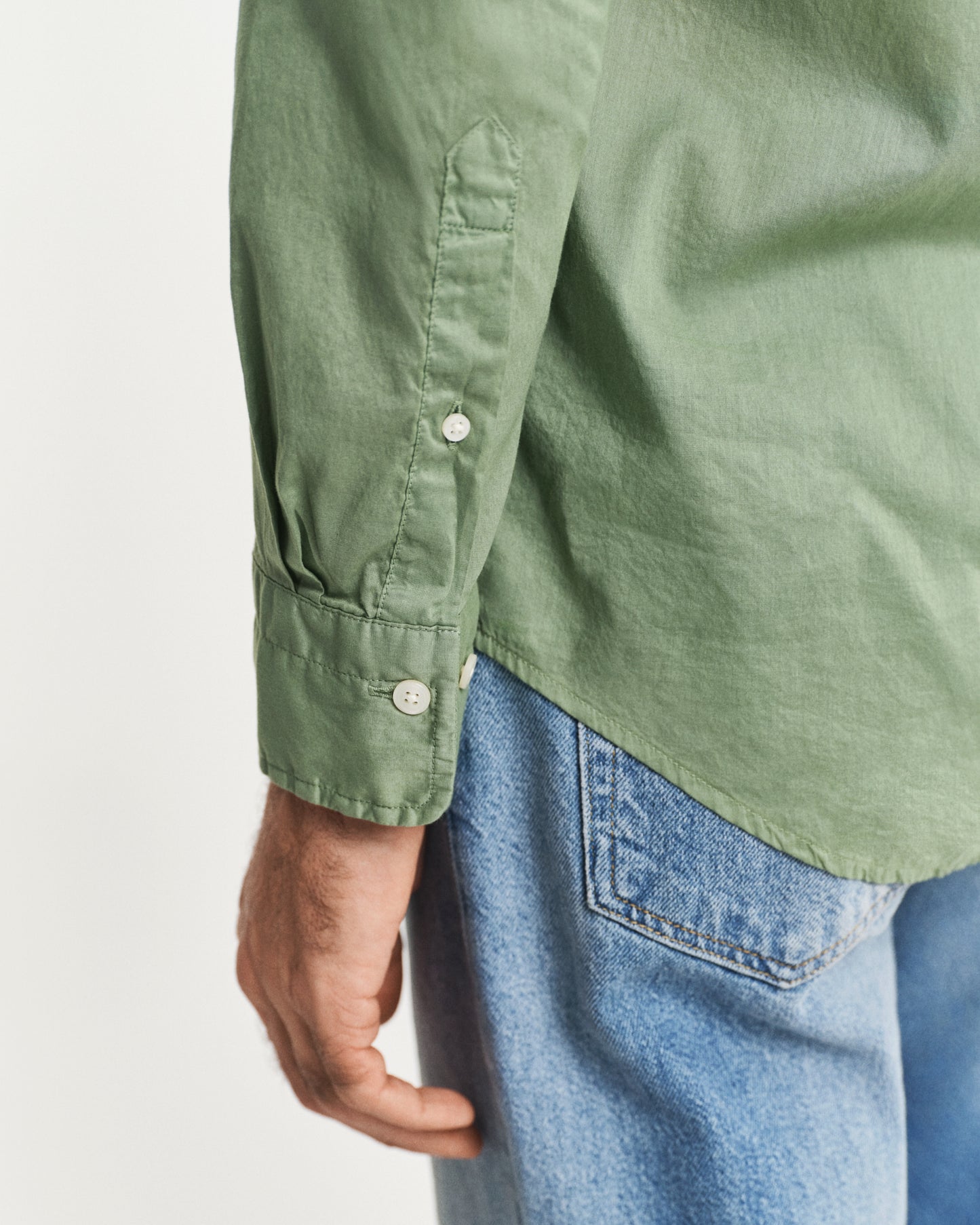 KALAMATA GREEN, REG SUNFADED VOILE SHIRT, CLOSE-UP BY GANT AU.