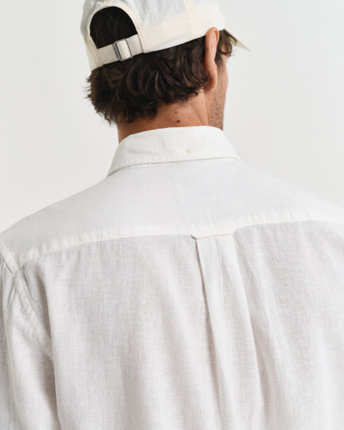 MODEL WEARING REG COTTON LINEN SHIRT