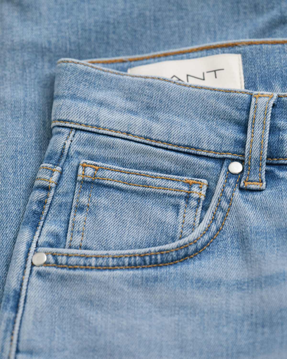 SEMI LIGHT BLUE, CROPPED SLIM STRETCH JEANS, CLOSE-UP BY GANT AU.
