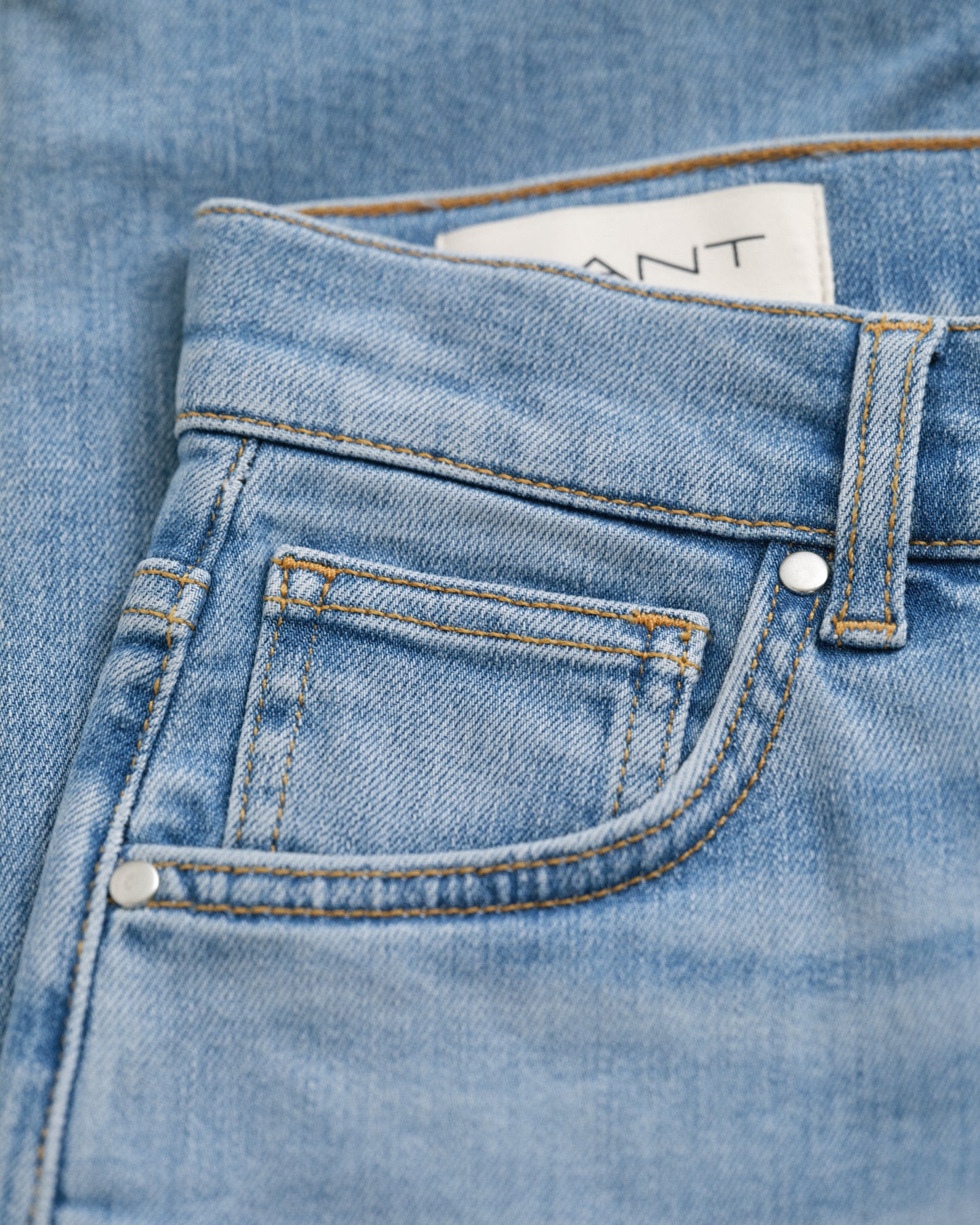 SEMI LIGHT BLUE, CROPPED SLIM STRETCH JEANS, CLOSE-UP BY GANT AU.