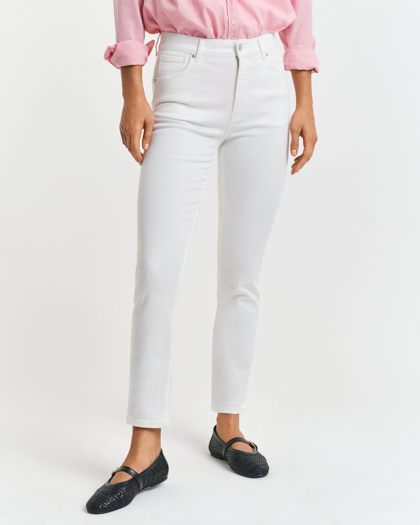 EGGSHELL, SLIM CROPPED WHITE JEANS, CLOSE-UP BY GANT AU.