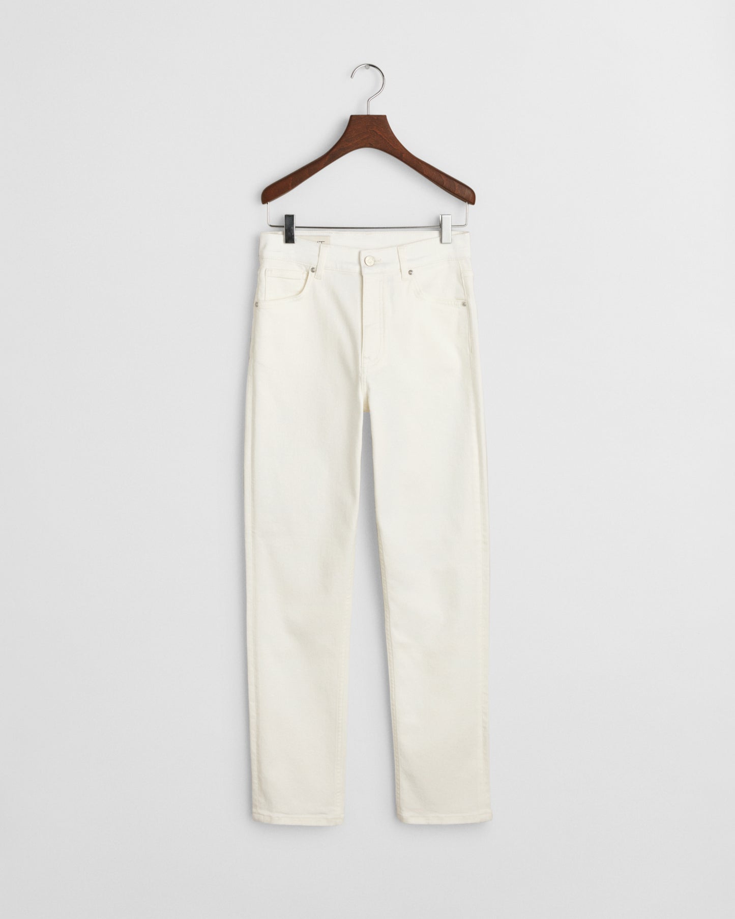 EGGSHELL, SLIM CROPPED WHITE JEANS, FLAT-LAY BY GANT AU.
