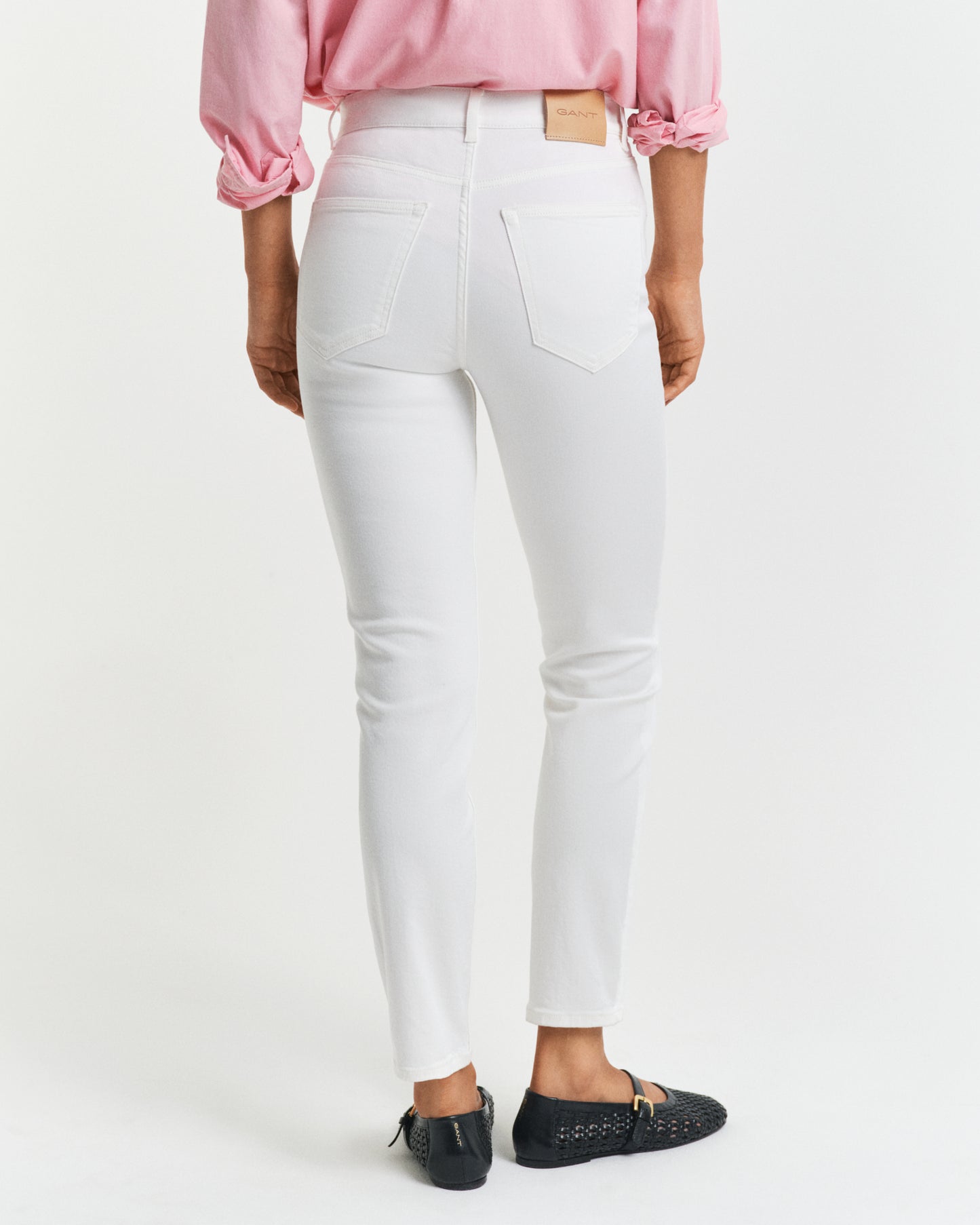 EGGSHELL, SLIM CROPPED WHITE JEANS, BACK-VIEW BY GANT AU.
