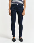 DARK BLUE, SKINNY STRETCH JEANS, CLOSE-UP BY GANT AU.