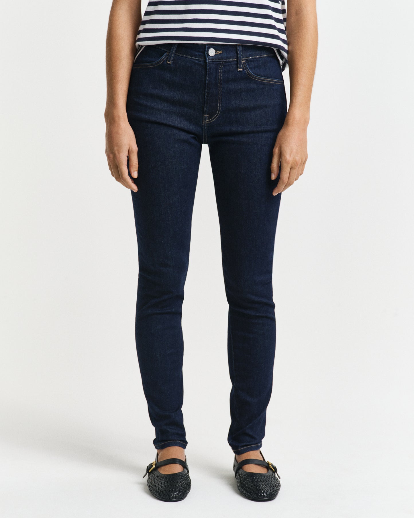 DARK BLUE, SKINNY STRETCH JEANS, CLOSE-UP BY GANT AU.