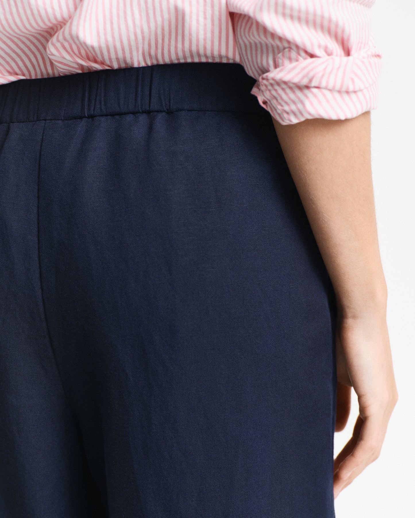 EVENING BLUE, LINEN BLEND PULL ON PANTS, CLOSE-UP BY GANT AU.