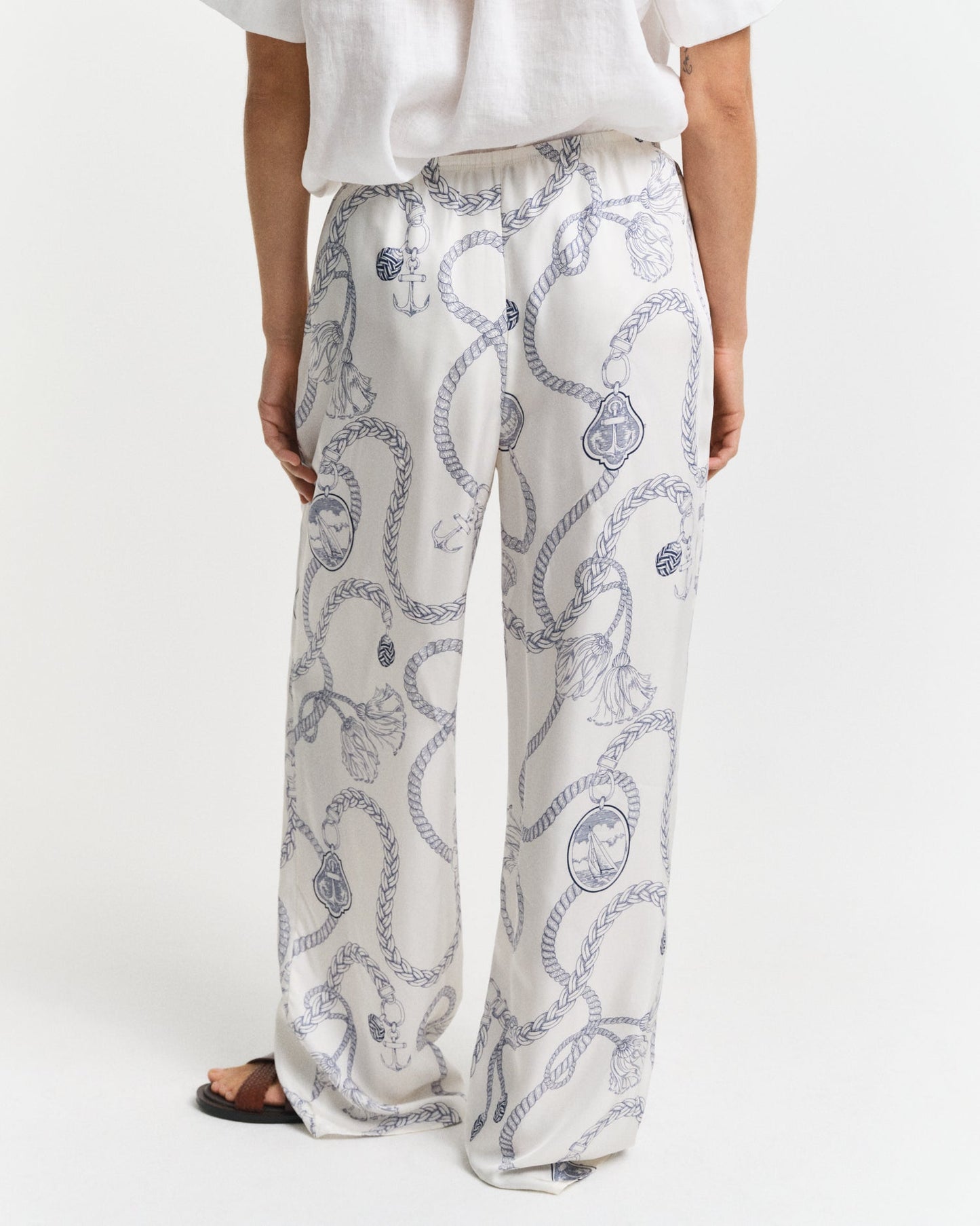 CREAM, FLUID SAILING DRAWSTRING PANTS, BACK-VIEW BY GANT AU.