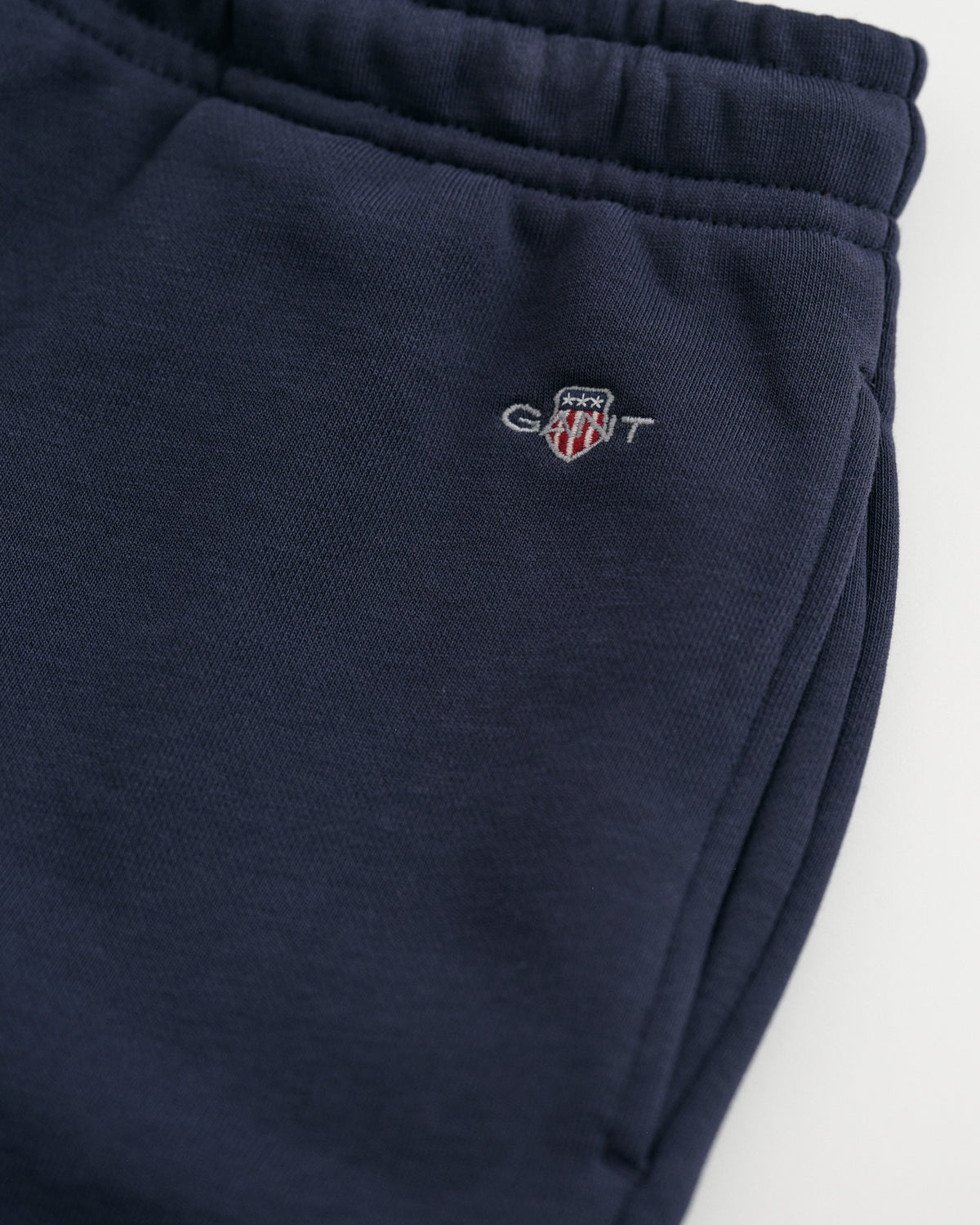 EVENING BLUE, REG SHIELD SHORTS, FLAT-LAY BY GANT AU.