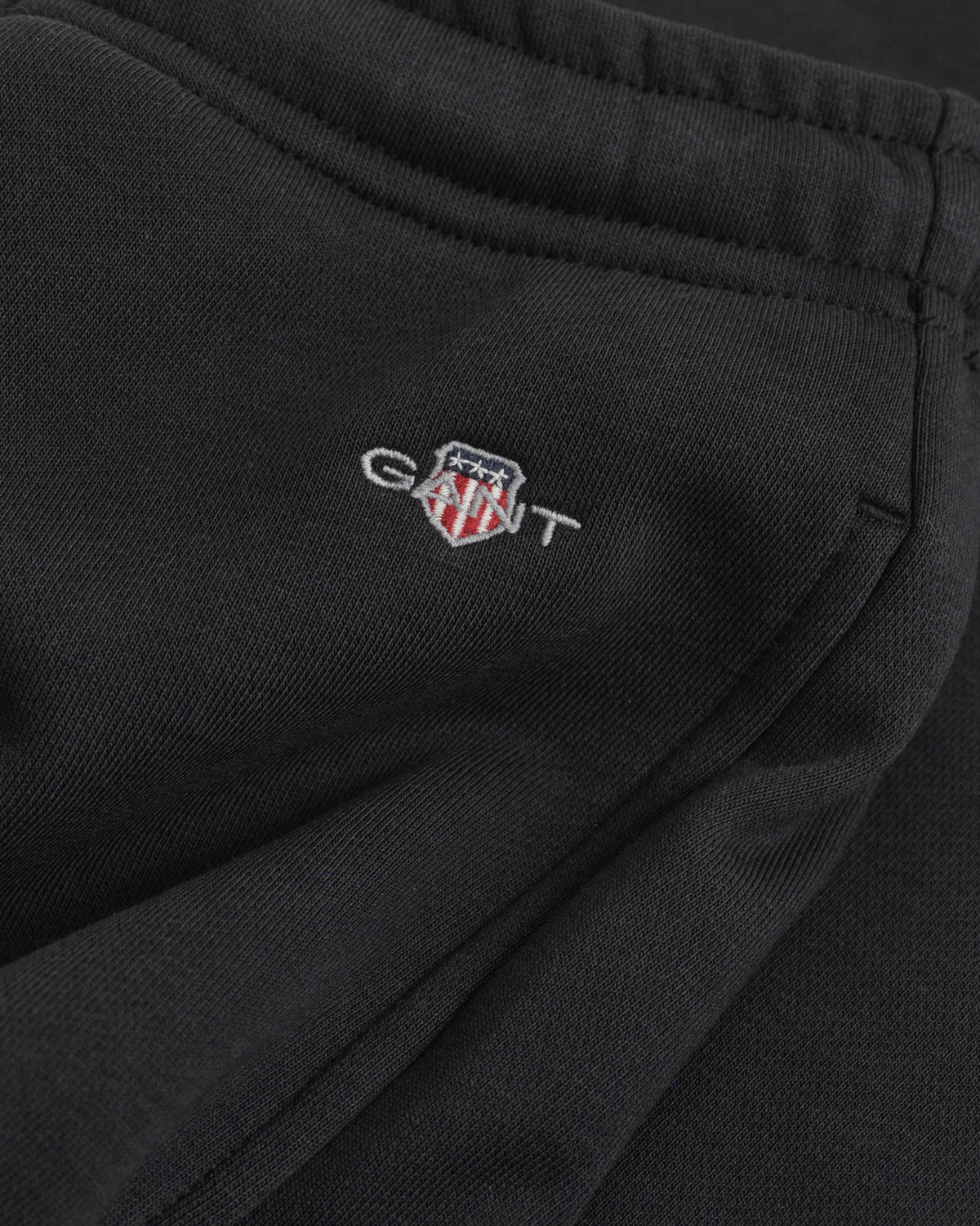 BLACK, REG SHIELD SWEATPANTS, CLOSE-UP BY GANT AU.