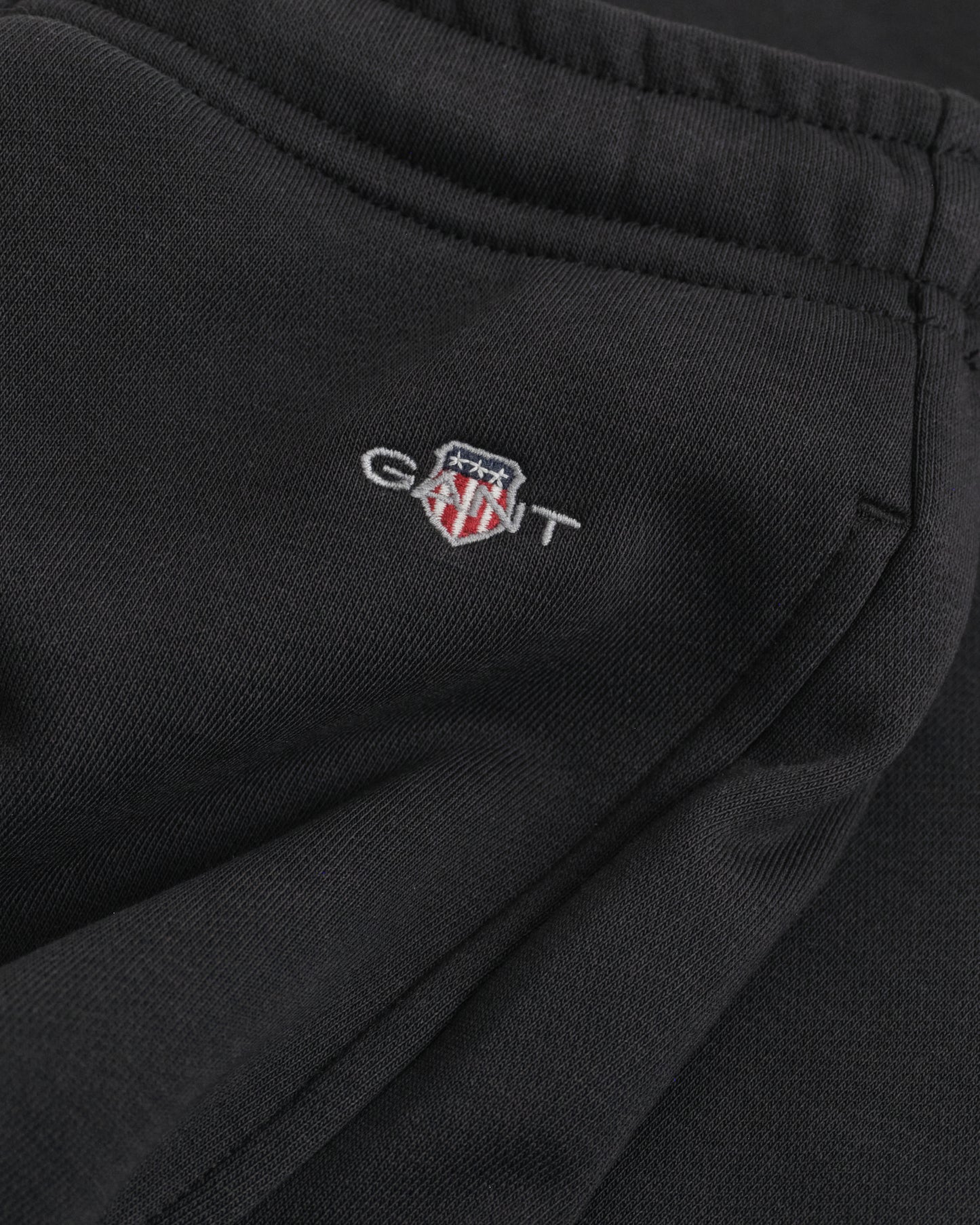 BLACK, REG SHIELD SWEATPANTS, CLOSE-UP BY GANT AU.