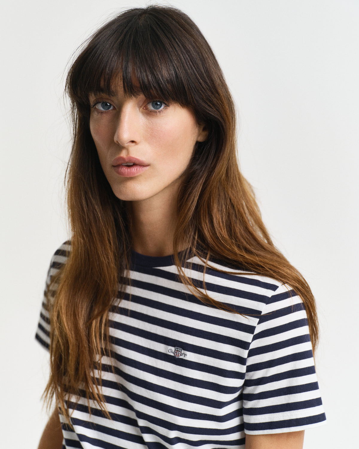 EVENING BLUE, REG STRIPED SHIELD SS T-SHIRT, CLOSE-UP BY GANT AU.