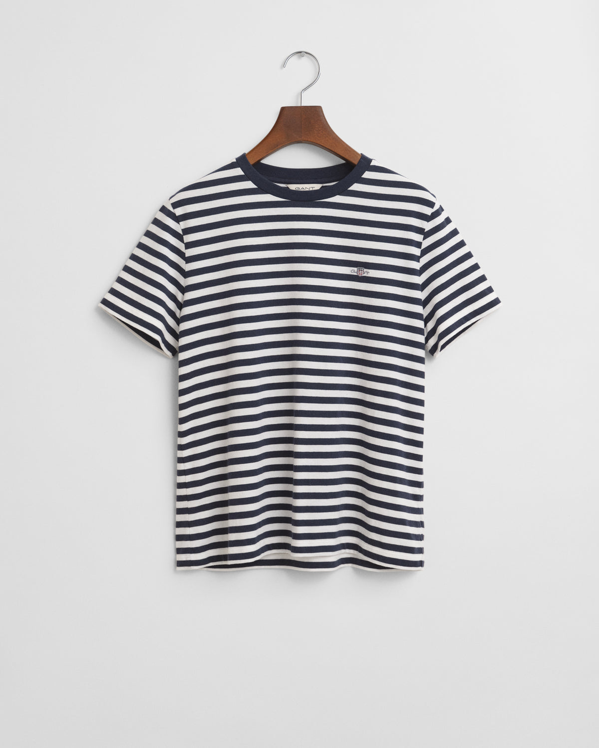 EVENING BLUE, REG STRIPED SHIELD SS T-SHIRT, FLAT-LAY BY GANT AU.