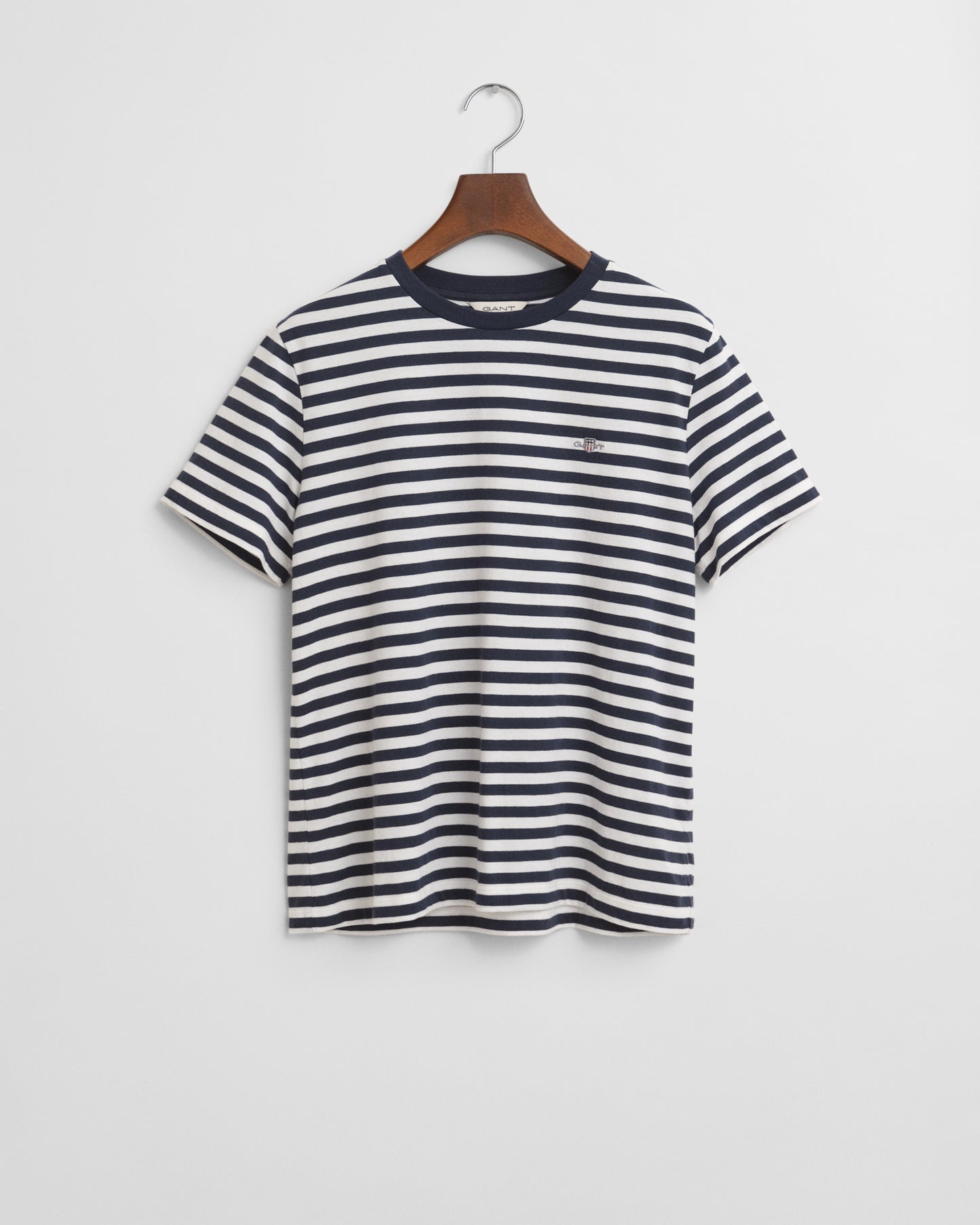EVENING BLUE, REG STRIPED SHIELD SS T-SHIRT, FLAT-LAY BY GANT AU.