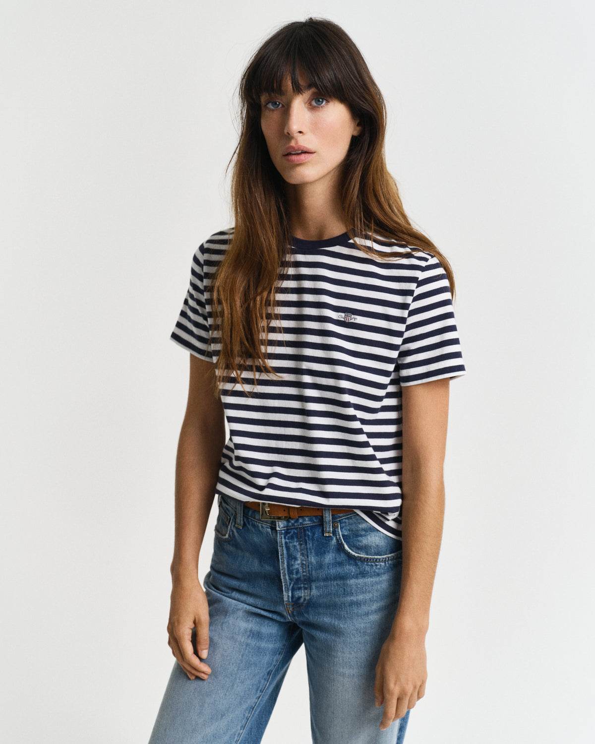 EVENING BLUE, REG STRIPED SHIELD SS T-SHIRT, FRONT-VIEW BY GANT AU.