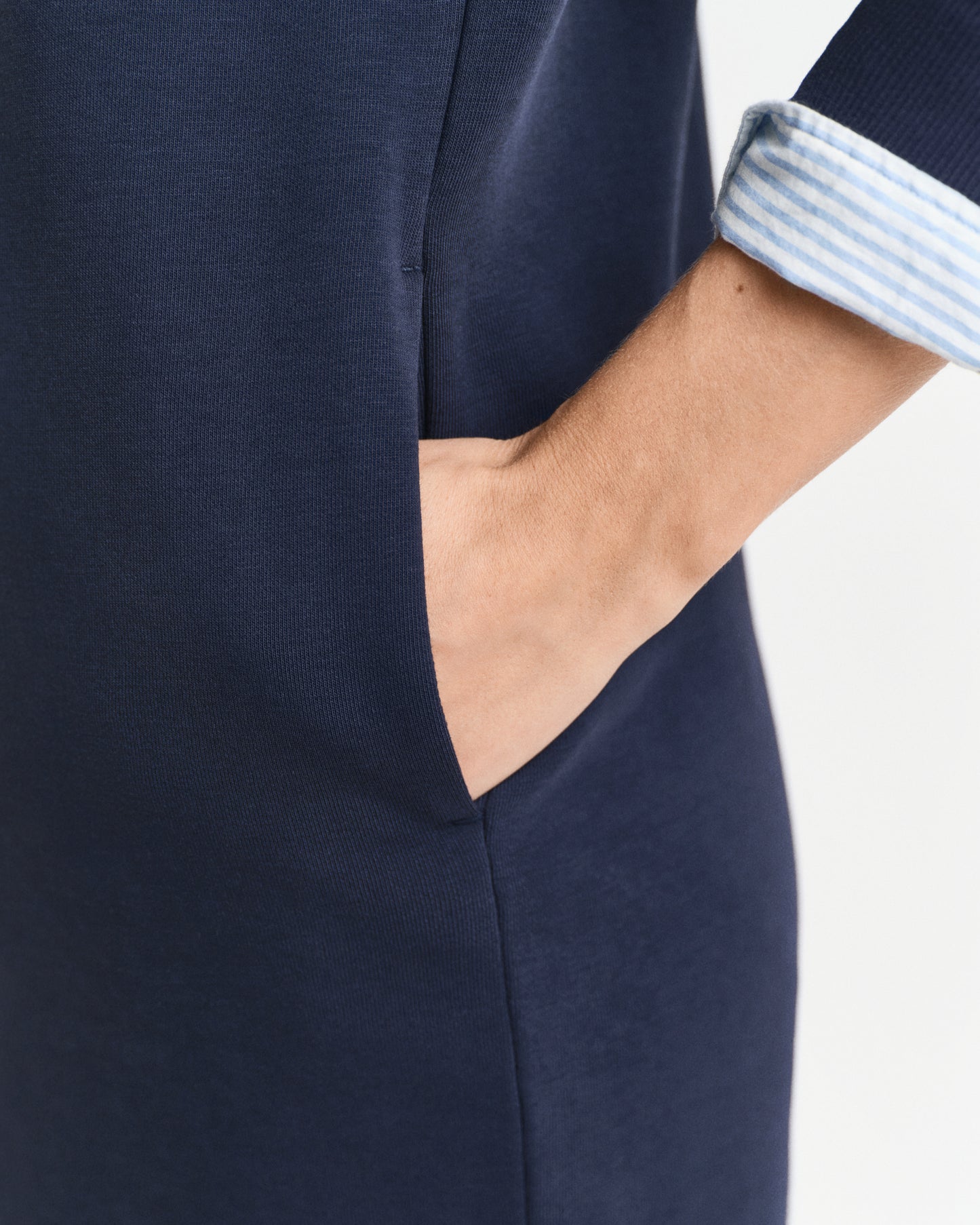 EVENING BLUE, SHIELD C-NECK SWEAT DRESS, CLOSE-UP BY GANT AU.