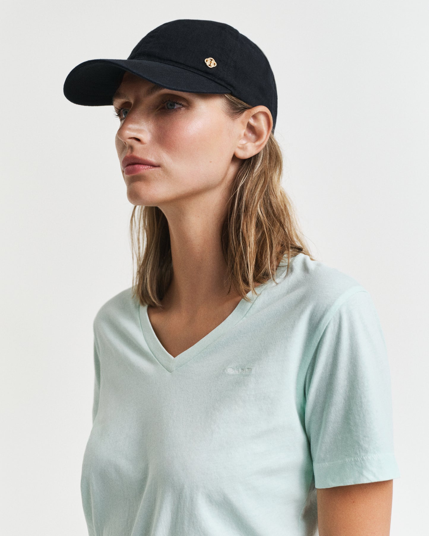 FADED MINT, REG SUNFADED SS V-NECK T-SHIRT, CLOSE-UP BY GANT AU.