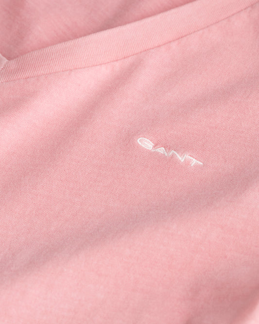 GERANIUM PINK, REG SUNFADED SS V-NECK T-SHIRT, CLOSE-UP BY GANT AU.