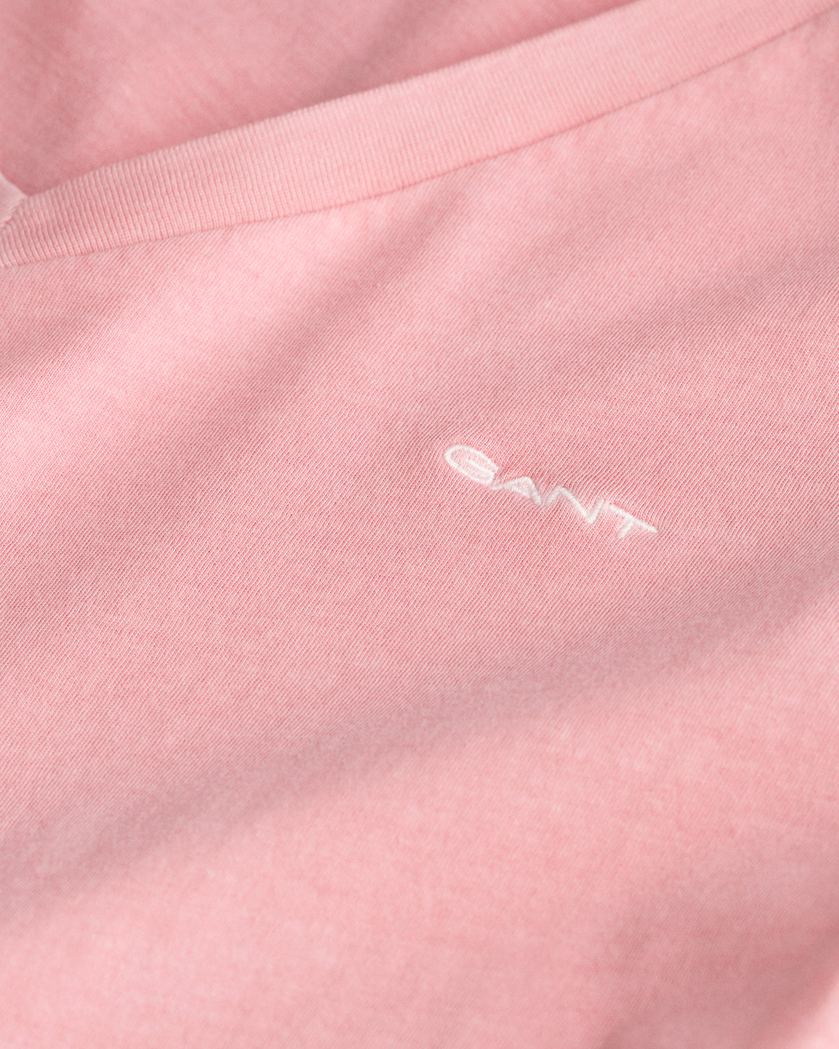 GERANIUM PINK, REG SUNFADED SS V-NECK T-SHIRT, CLOSE-UP BY GANT AU.