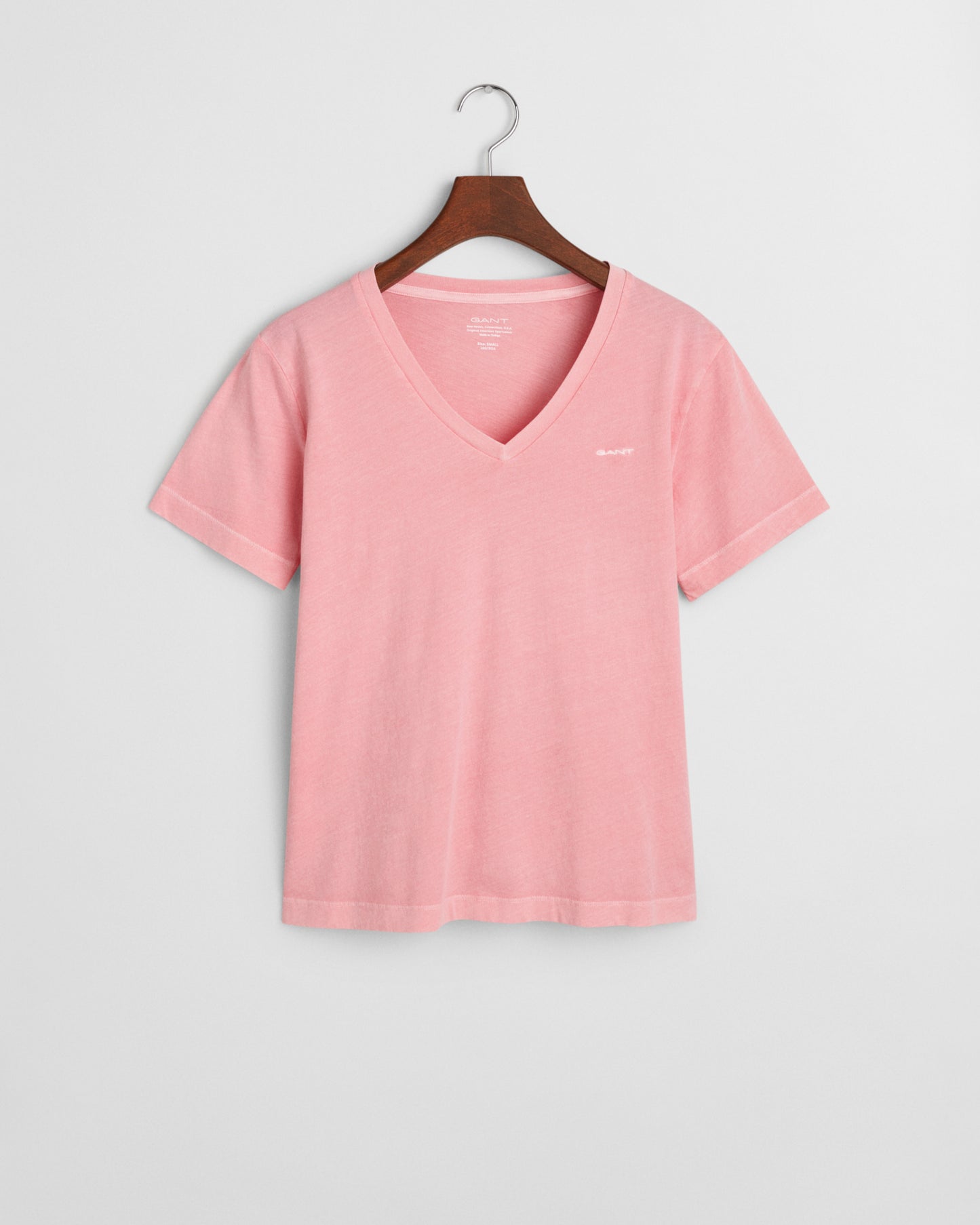 GERANIUM PINK, REG SUNFADED SS V-NECK T-SHIRT BY GANT AU.