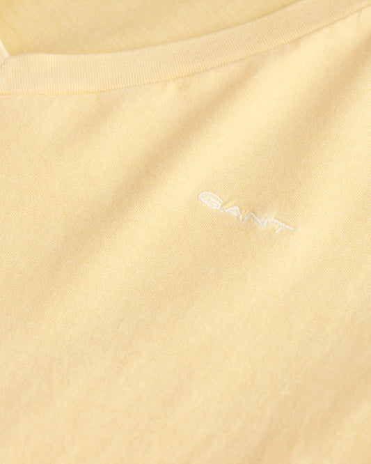 DUSTY LIGHT YELLOW, REG SUNFADED SS V-NECK T-SHIRT, CLOSE-UP BY GANT AU.