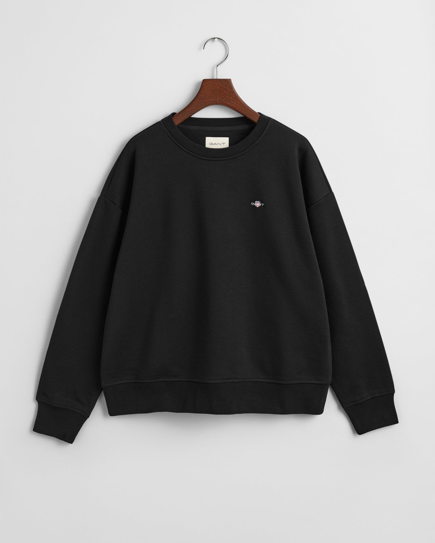 BLACK, SHIELD C-NECK SWEAT, FLAT-LAY BY GANT AU.