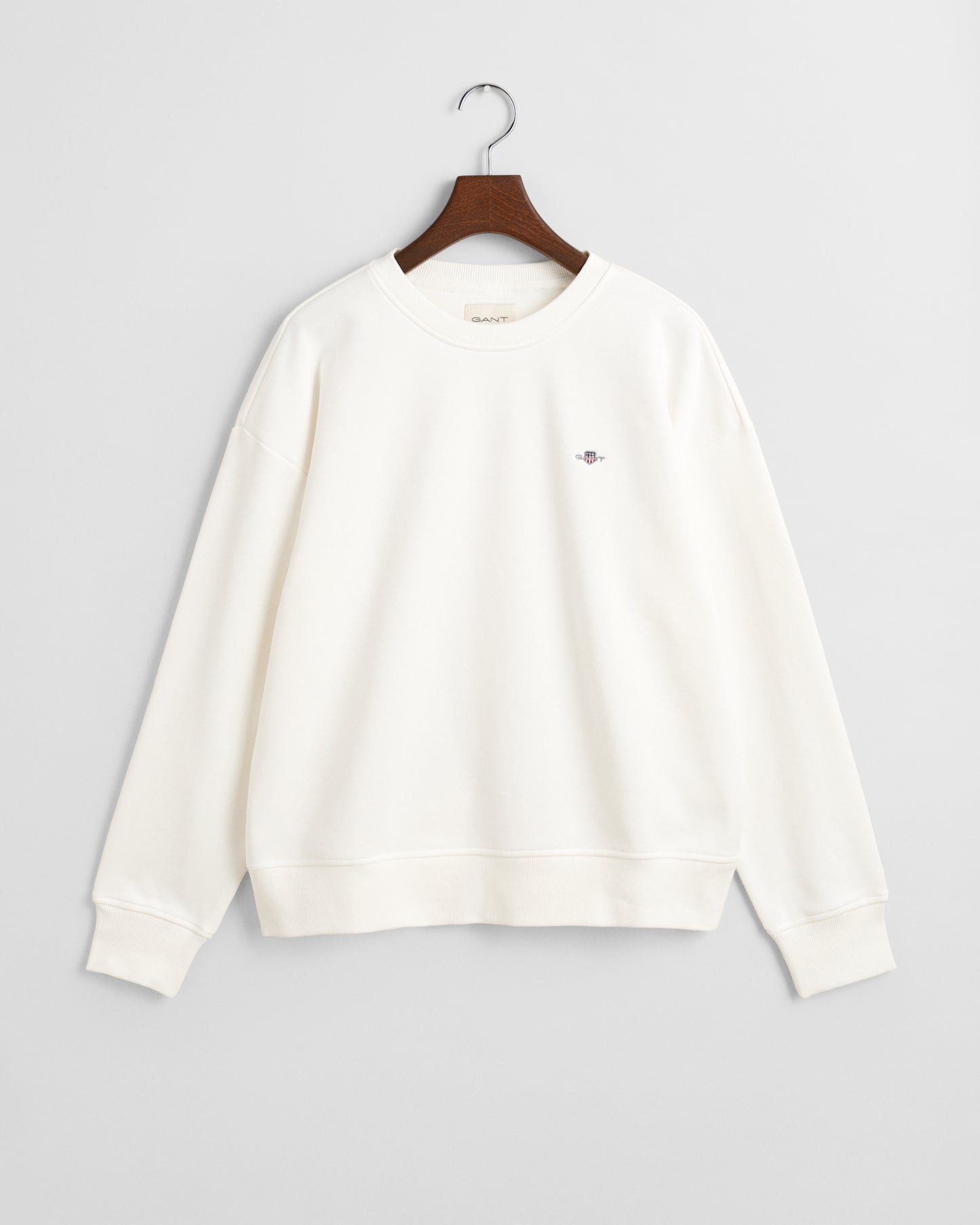 EGGSHELL, SHIELD C-NECK SWEAT, FLAT-LAY BY GANT AU.