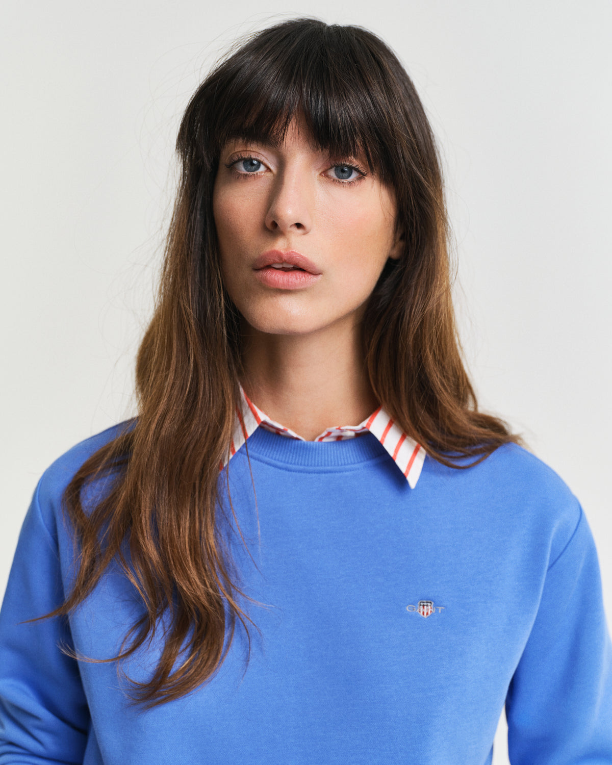 PERFECT BLUE, SHIELD C-NECK SWEAT, CLOSE-UP BY GANT AU.