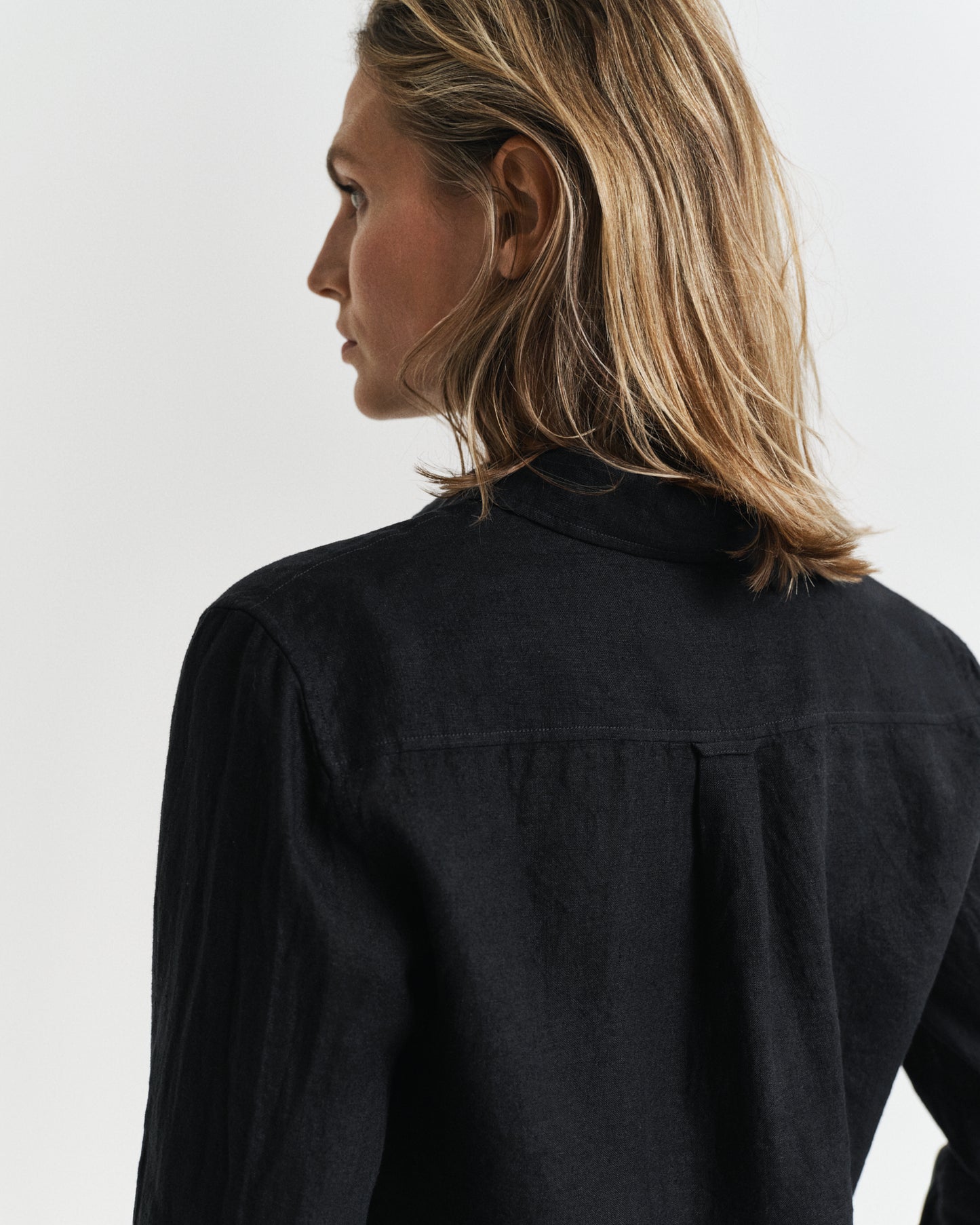 MODEL WEARING REG LINEN SHIRT