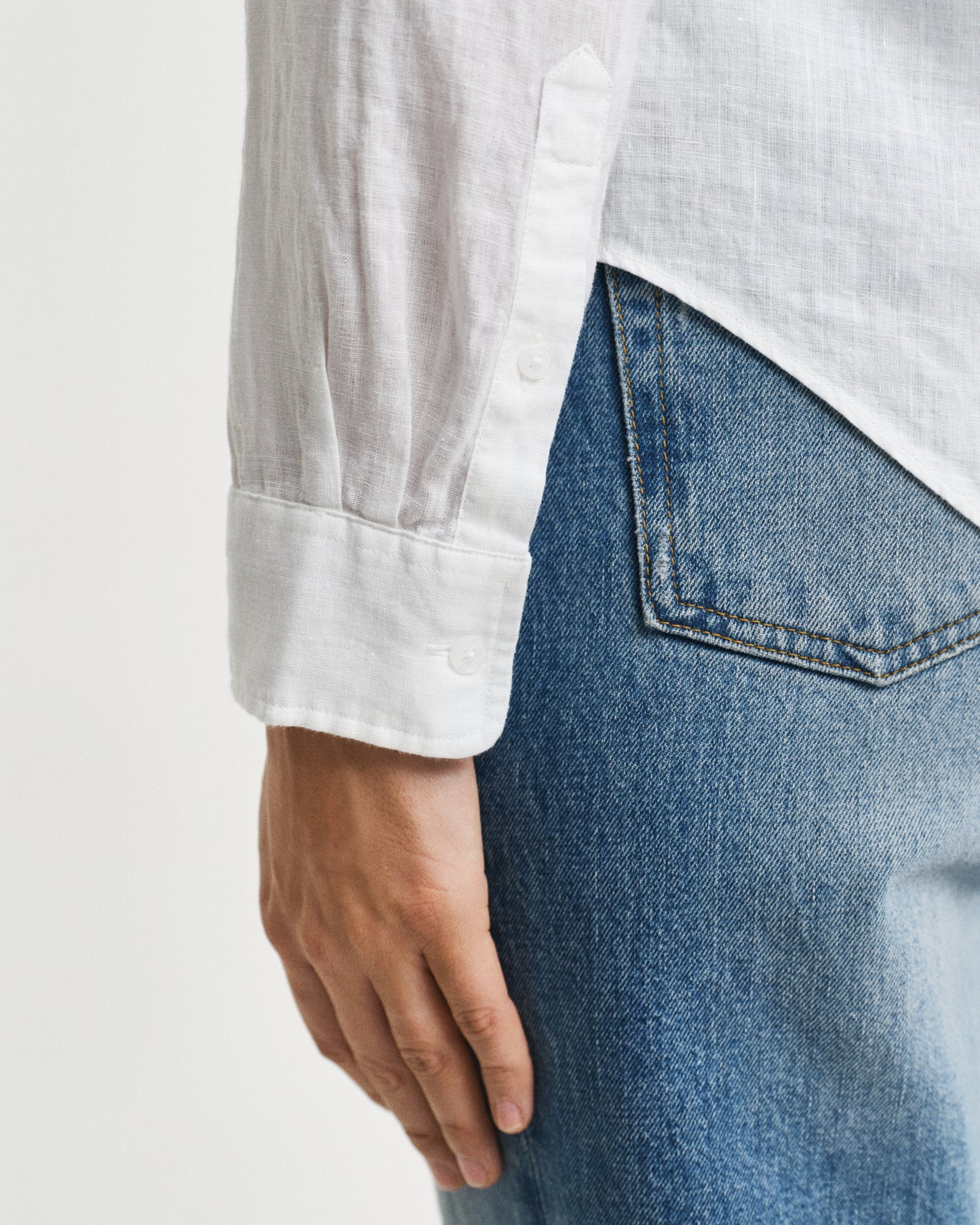 MODEL WEARING REG LINEN SHIRT