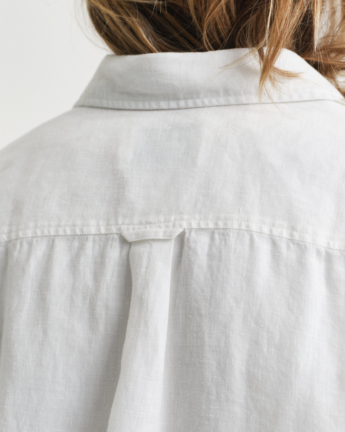 WHITE, REG LINEN SHIRT, CLOSE-UP BY GANT AU.