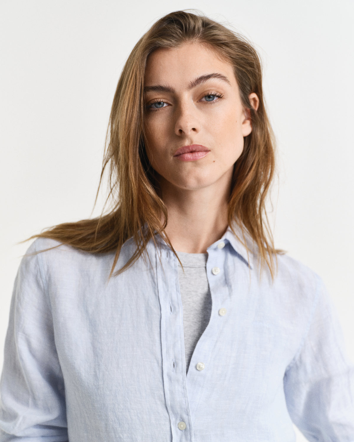 LIGHT BLUE, REG LINEN SHIRT, CLOSE-UP BY GANT AU.