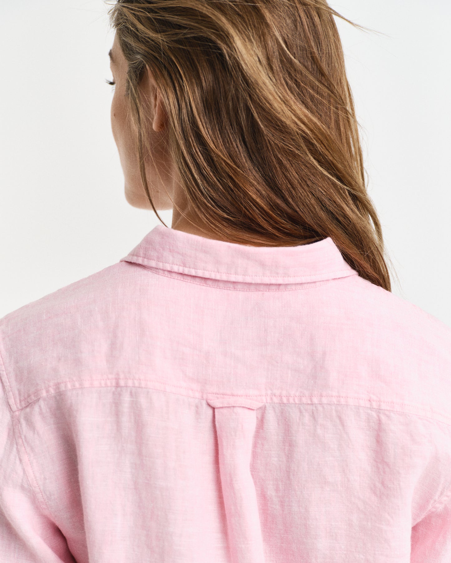 MODEL WEARING REG LINEN SHIRT