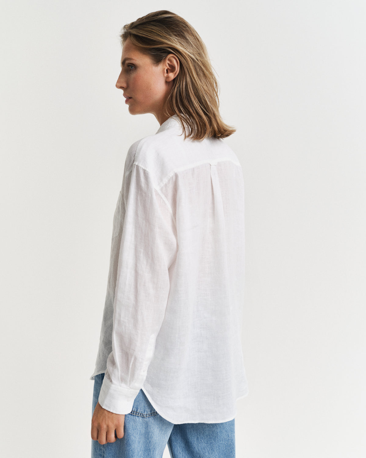 WHITE, REL LINEN SHIRT, BACK-VIEW BY GANT AU.