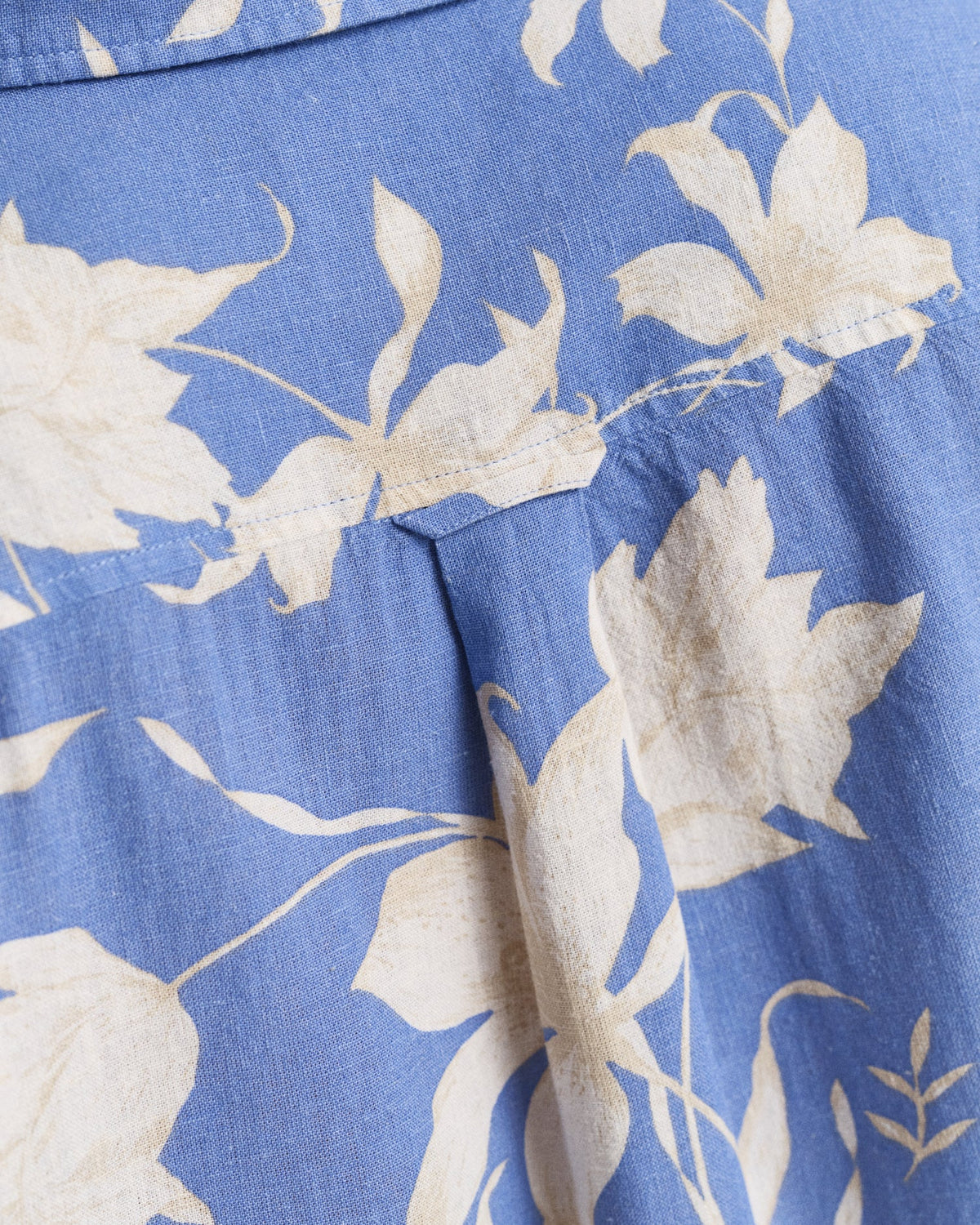 PERFECT BLUE, REG FLORAL PRINT LINEN SHIRT, CLOSE-UP BY GANT AU.
