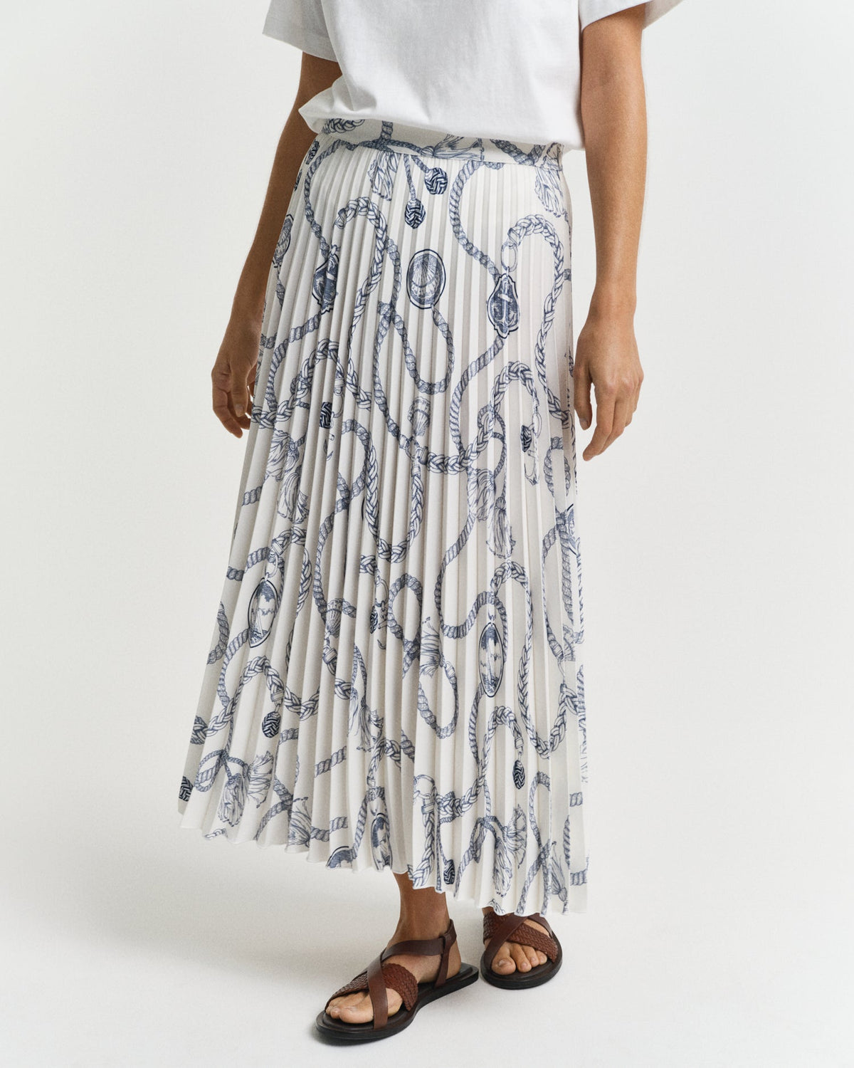 MODEL WEARING SAILING PRINT PLEATED SKIRT