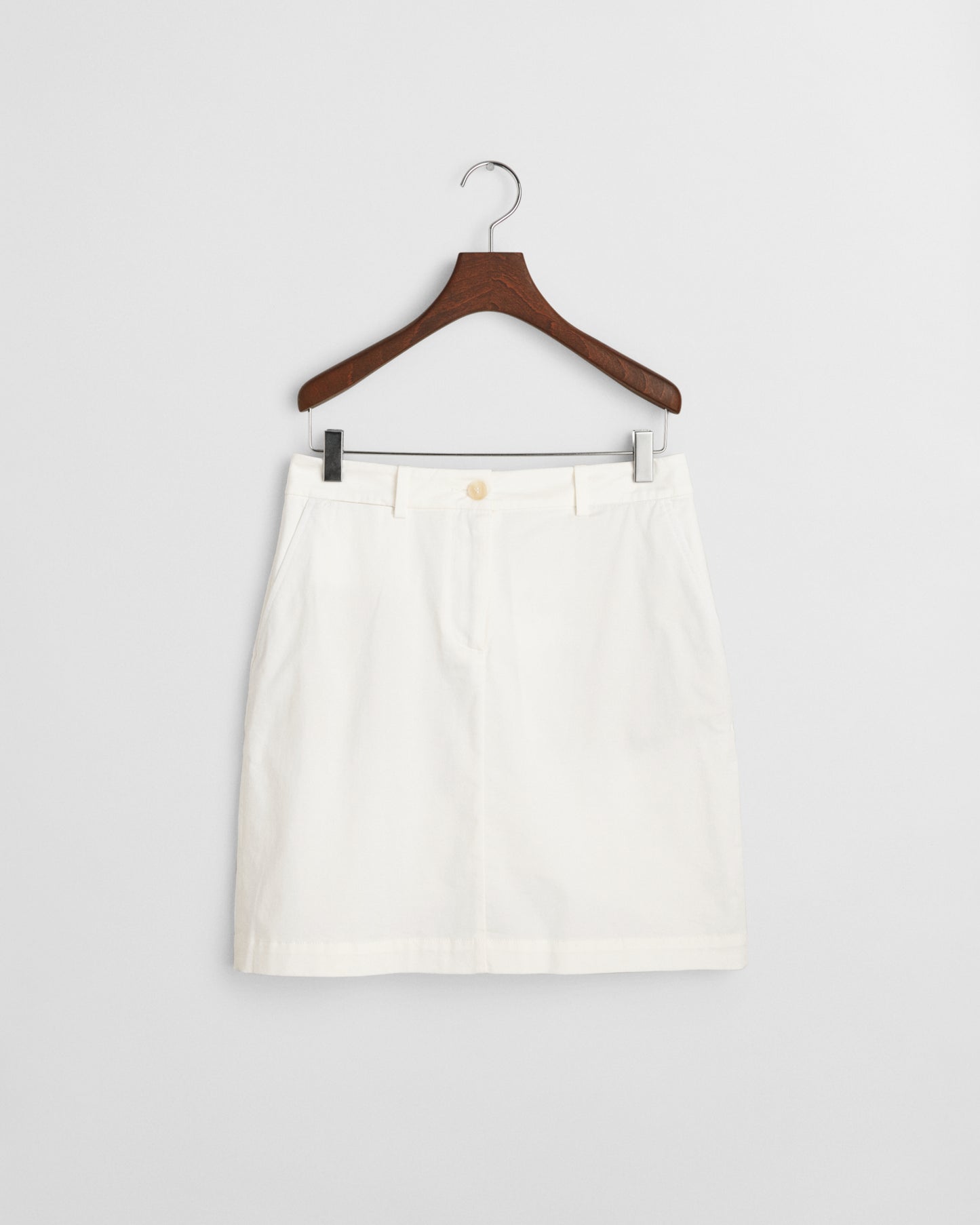 EGGSHELL, CHINO SKIRT, FRONT-VIEW BY GANT AU.