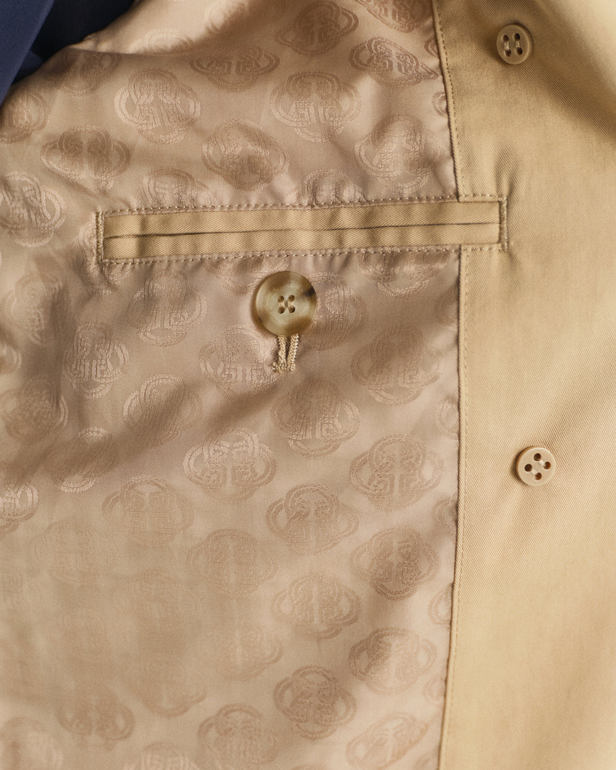 OAK BEIGE, COTTON TRENCH COAT, CLOSE-UP BY GANT AU.