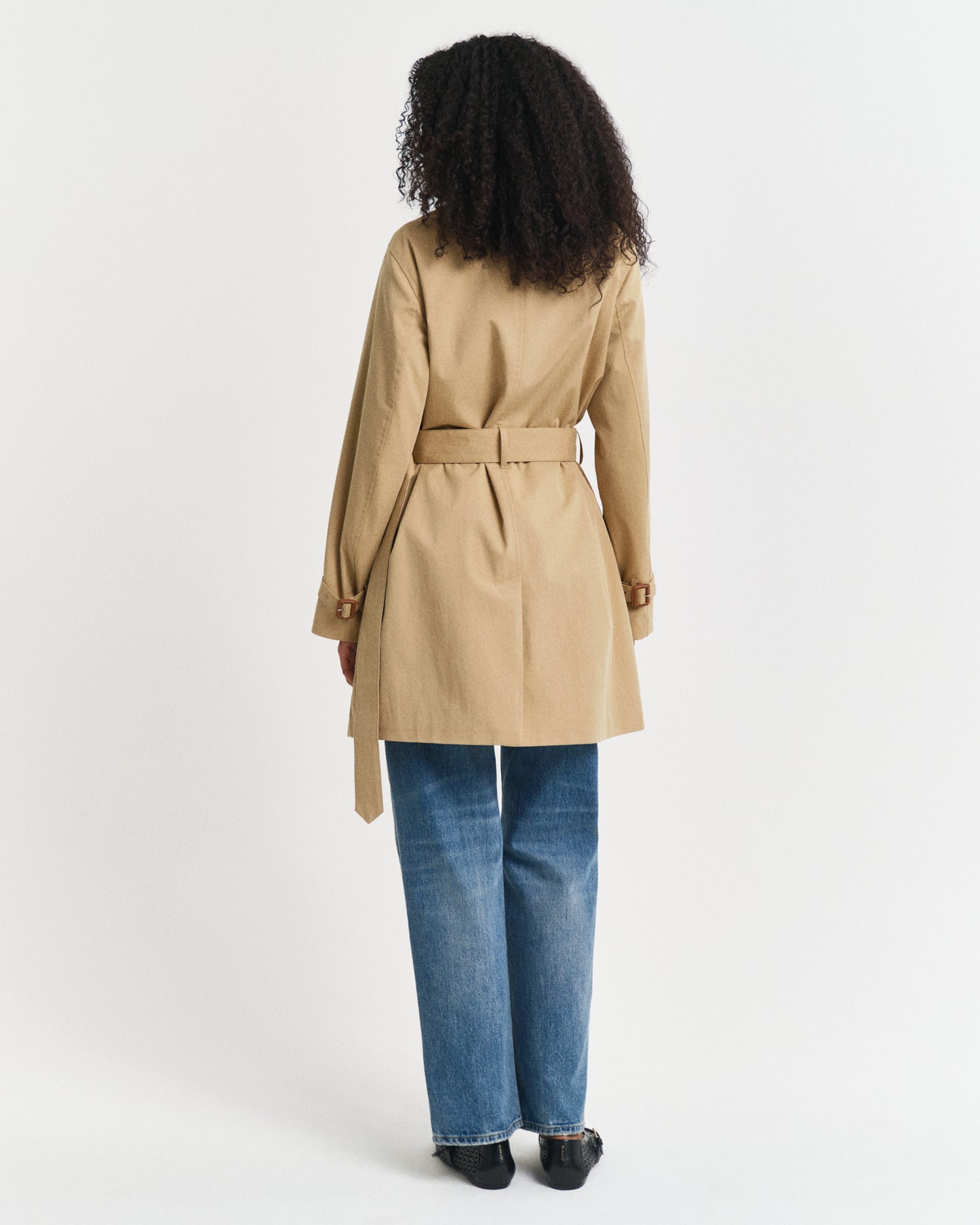 OAK BEIGE, COTTON TRENCH COAT, BACK-VIEW BY GANT AU.