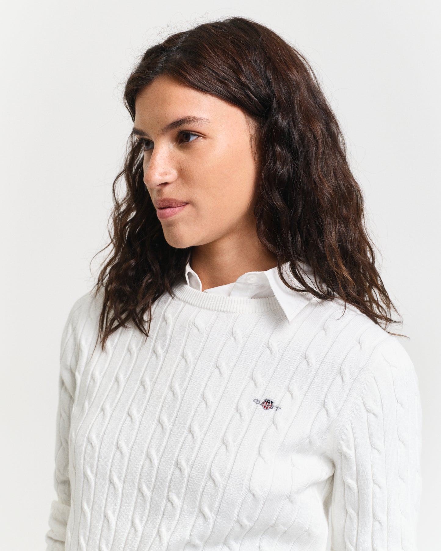 EGGSHELL, STRETCH COTTON CABLE C-NECK, CLOSE-UP BY GANT AU.