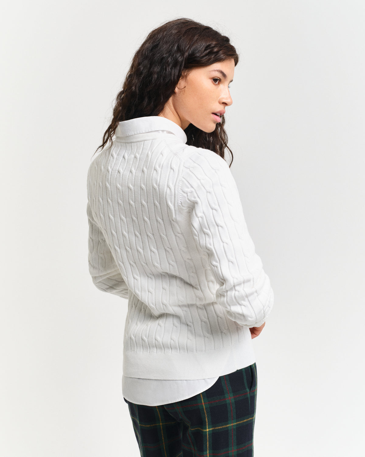 EGGSHELL, STRETCH COTTON CABLE C-NECK, BACK-VIEW BY GANT AU.