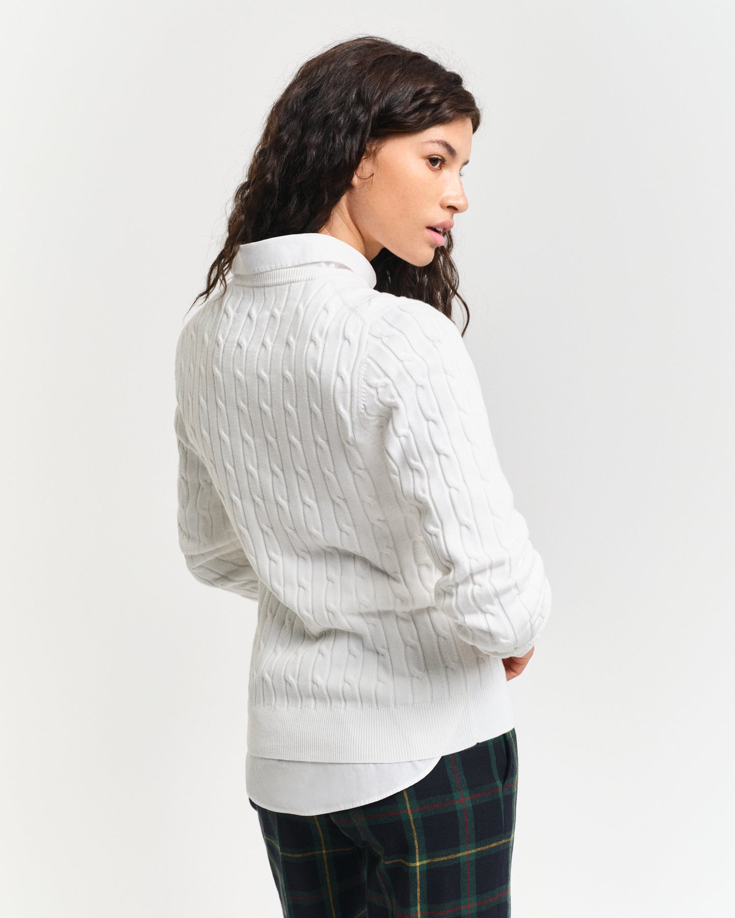 EGGSHELL, STRETCH COTTON CABLE C-NECK, BACK-VIEW BY GANT AU.