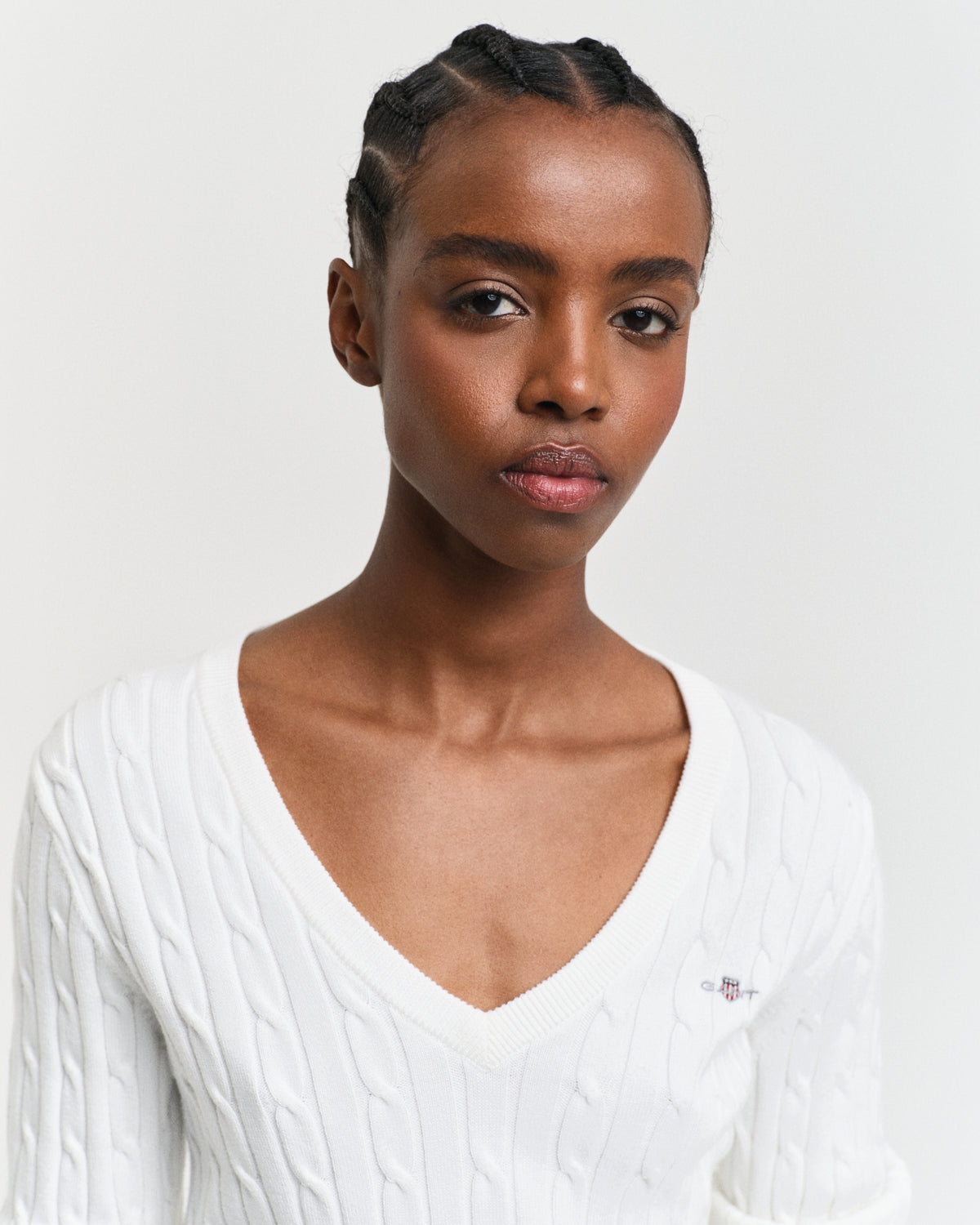 EGGSHELL, STRETCH COTTON CABLE V-NECK, CLOSE-UP BY GANT AU.