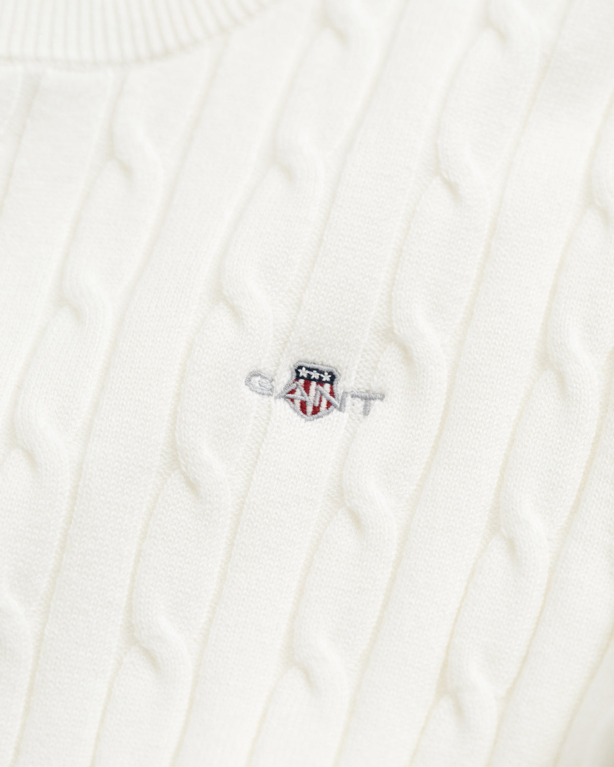 EGGSHELL, STRETCH COTTON CABLE SS C-NECK, CLOSE-UP BY GANT AU.