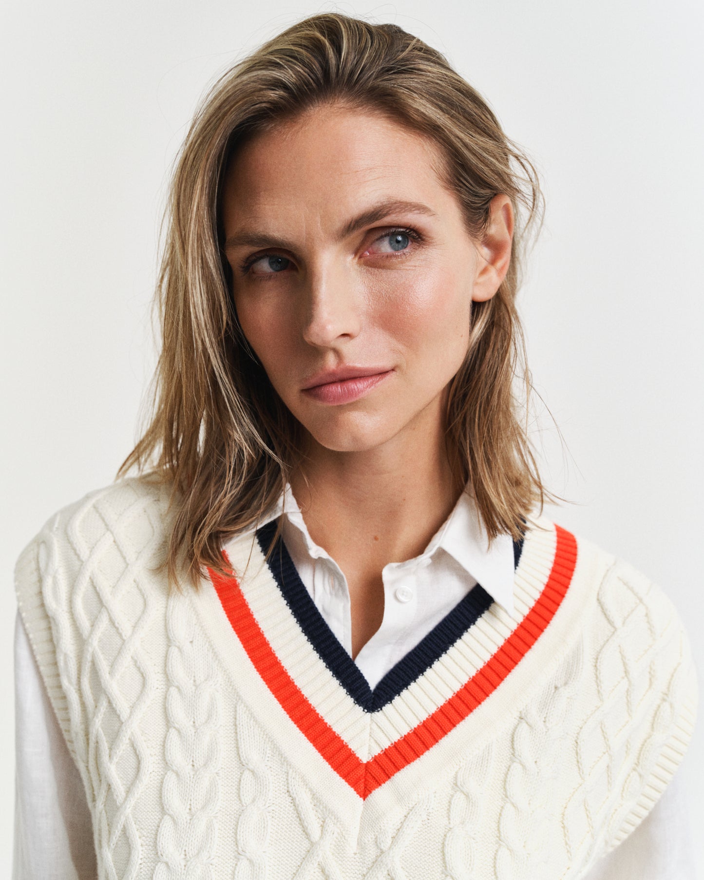 CREAM, CONTRAST CABLE V-NECK VEST, CLOSE-UP BY GANT AU.