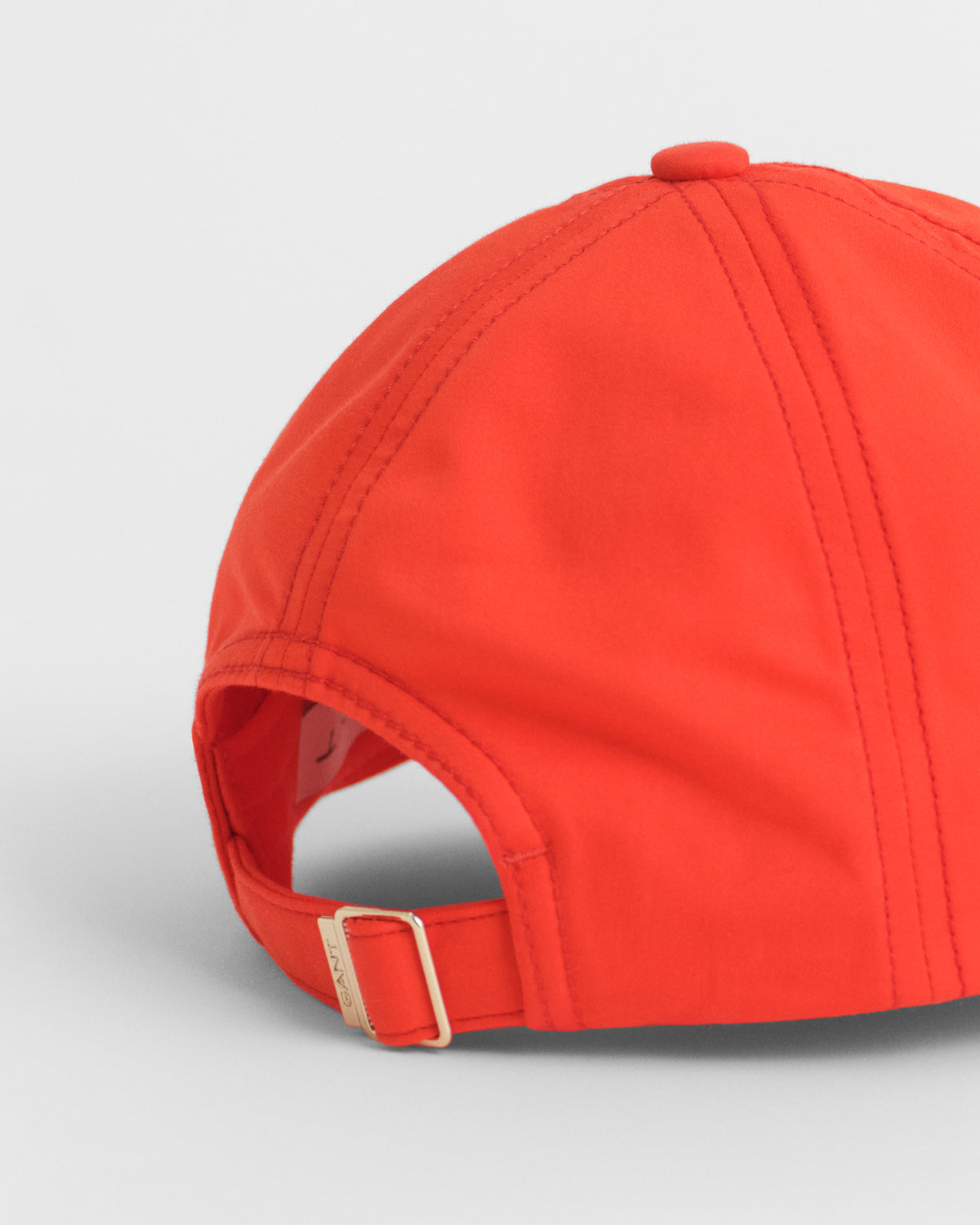ORANGE RED, ANCHOR SATIN CAP, CLOSE-UP BY GANT AU.