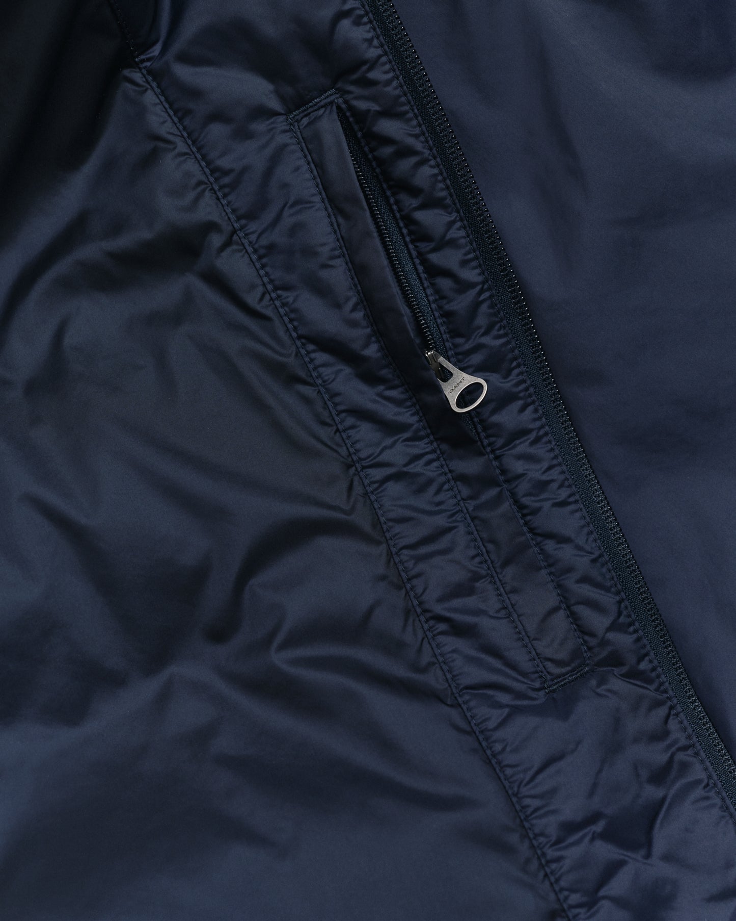 EVENING BLUE, LIGHT INSULATED JACKET, CLOSE-UP BY GANT AU.