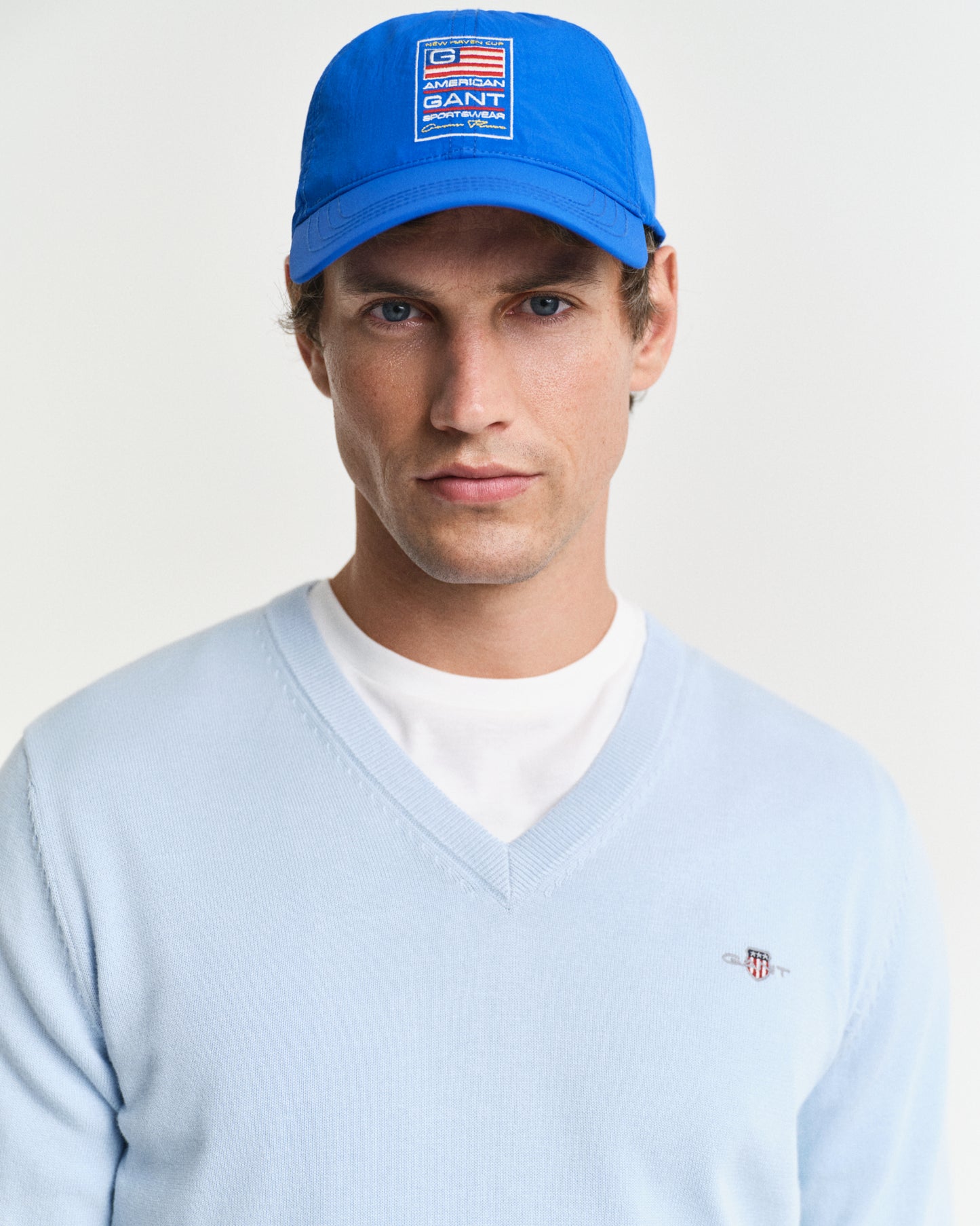 FRESH BLUE, CLASSIC COTTON V-NECK, CLOSE-UP BY GANT AU.